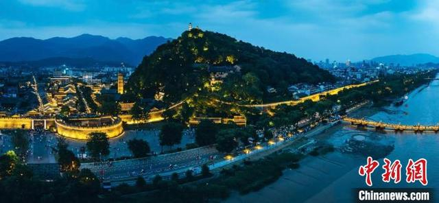 “五一”假期，台州府城一景。金樱子供图