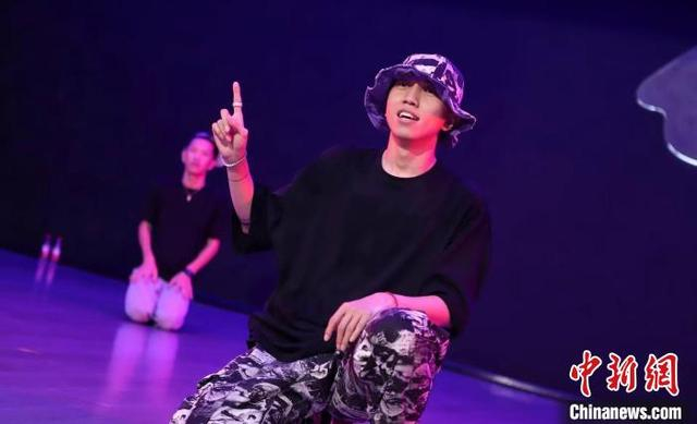 图为方正华正在进行街舞编排。受访者供图