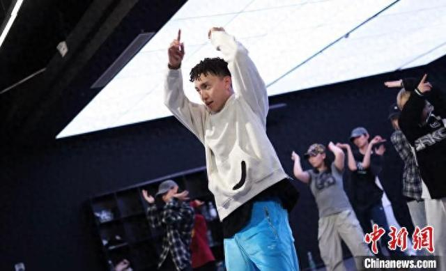 图为方正华正在进行街舞编排。受访者供图