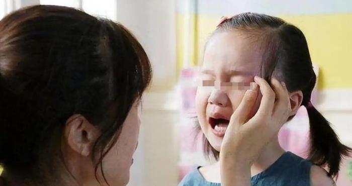 幼儿园小朋友跳楼自杀，母亲翻看女儿的书包后，瞬间后背发凉