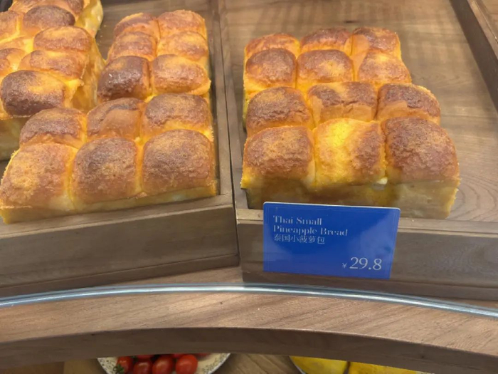 烘焙店内的泰国小菠萝包