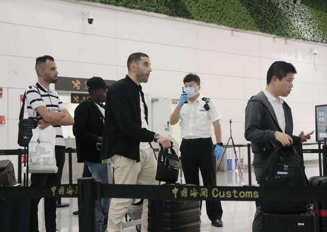 广州白云机场海关关员对进境旅客进行监管。关芸/摄