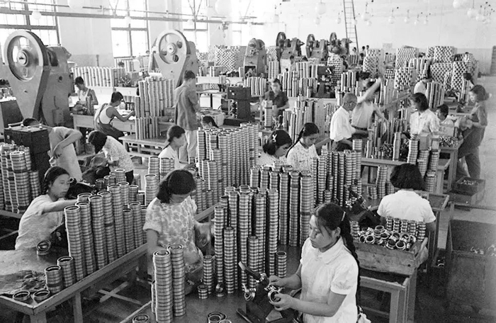这是20世纪50年代拍摄的洛阳轴承厂的装配车间（图源新华社）