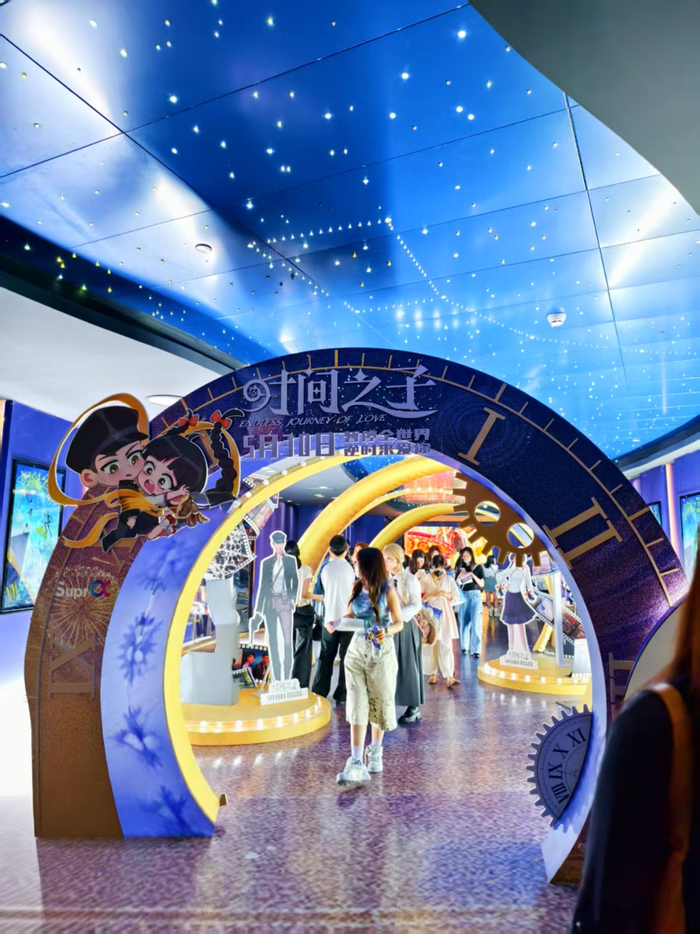 首映礼现场布置吸引观众驻足打卡 