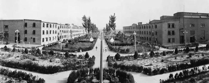 这是20世纪50年代拍摄的初创时期的洛阳轴承厂厂房一角（图源新华社）