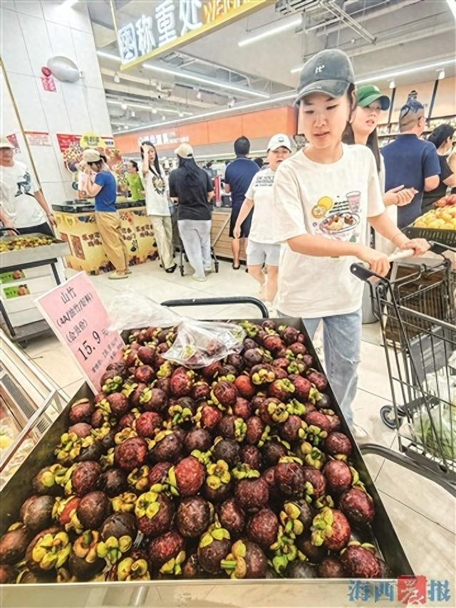 昨晚，市民在集美区大悦城商场内选购山竹。记者 唐光峰 摄