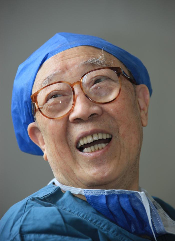 手术顺利。大家都很高兴,吴孟超也笑出了声。新华社记者 王建民 摄