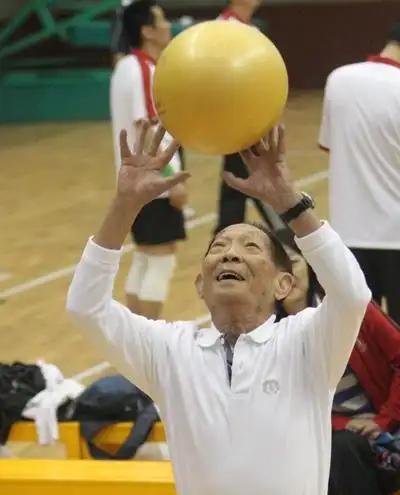 2010年,袁隆平在湖南农科院打气排球。王德璠 摄