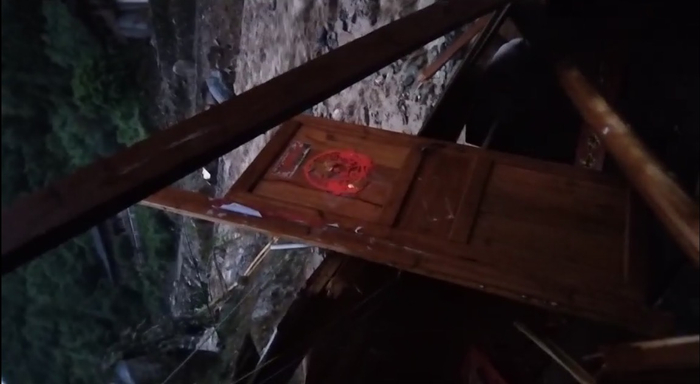 被泥石流冲垮的门板。受访者供图