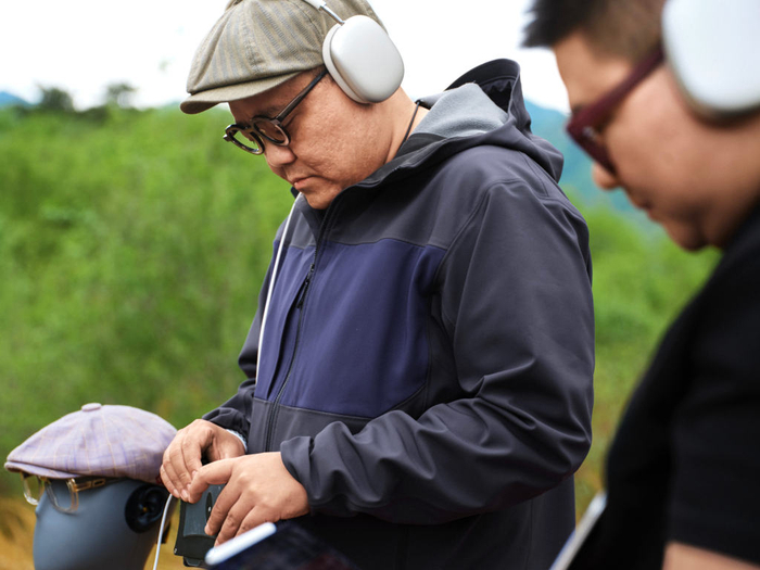 王璐（左）与阮祥博（右）在野外进行自然声音采集。 