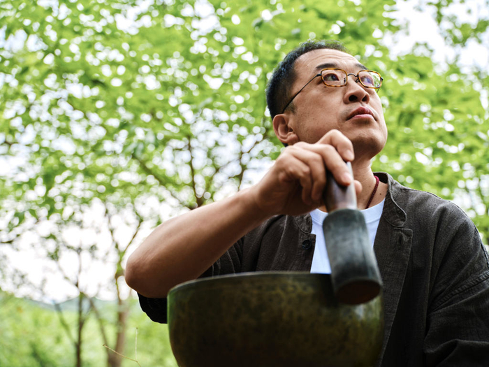 芦启明研习并传播颂钵疗愈十五载，并屡次将习得注入音乐实验中，拓宽疗愈体验境界。 