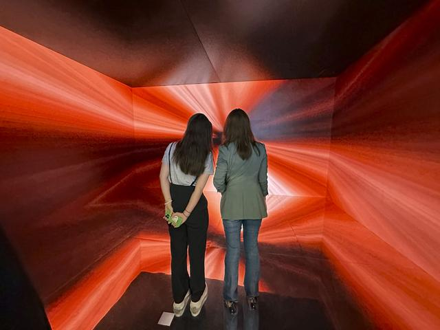 观众在“梦幻灵境mini版”空间内体验。人民网 张志强摄