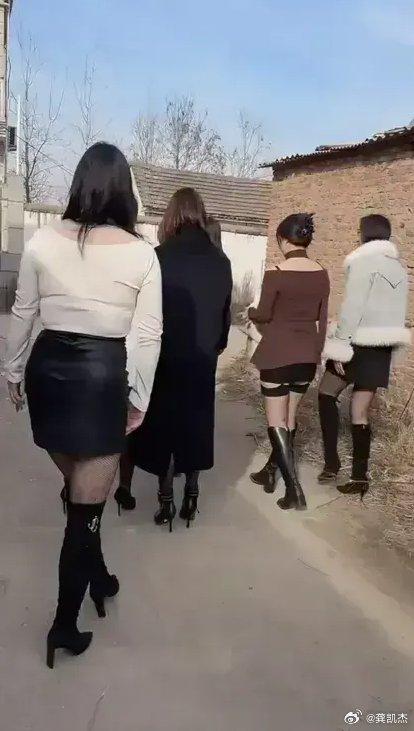 一看就是城里人，村里应该没有这么穿的吧？