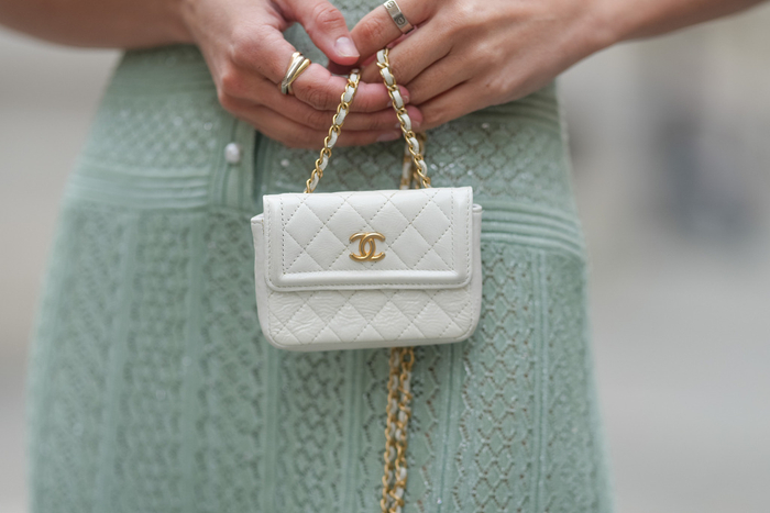 当地时间2025年4月17日，法国巴黎，一款香奈儿的白色皮革微型包包。