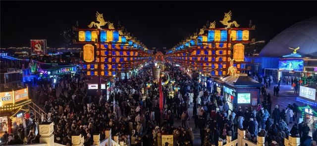 “乌兰察布之夜”街区内人声鼎沸。（资料图）