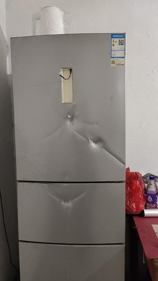 陈大发的冰箱被儿子陈晓明砸坏 来源：受访者提供