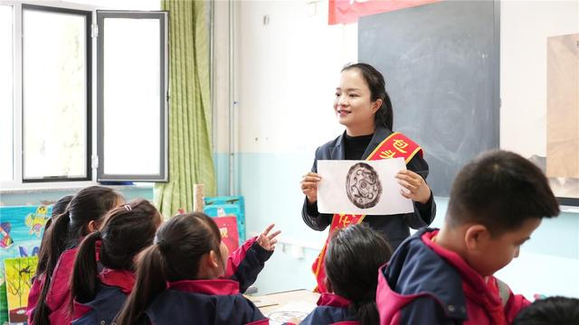 “流动博物馆”走进卜尔汉图镇哈业脑包村哈业脑包学校。（资料图 摄影：张鹏）