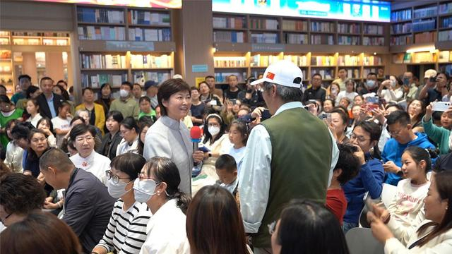 敬一丹携新书《走过》走进鹿城阅立方与读者互动。（资料图 摄影：郭炳昕）