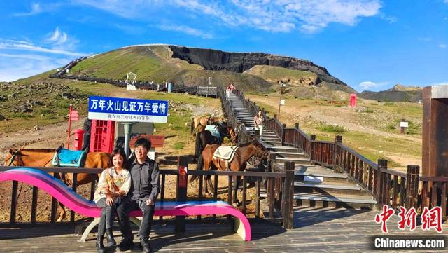 图为游客在乌兰哈达火山下打卡。中新社记者 张林虎 摄