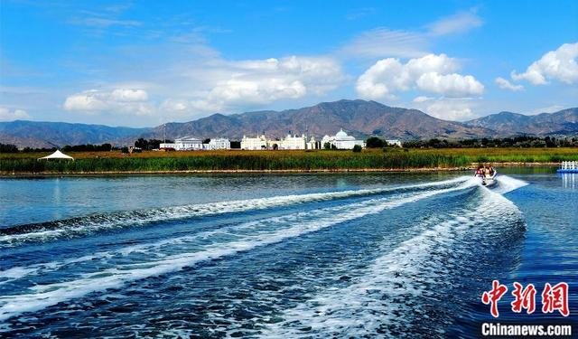 图为碧波荡漾的岱海。许俊奇 摄