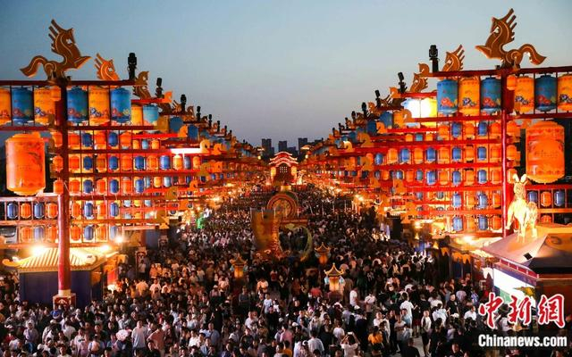 图为察右前旗乌兰察布之夜街景。冀梦 摄