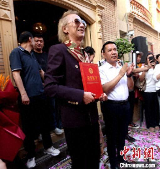 新疆音乐人狼戈被授予“和田文旅推介官”称号，获颁证书。陶拴科 摄