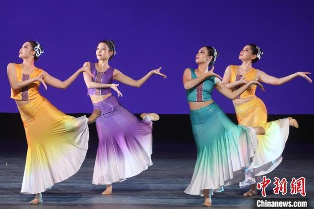 图为大学生在舞台上表演舞蹈。中新社记者 泱波 摄