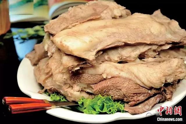 图为四子王旗手把肉。