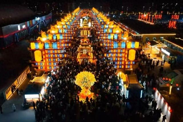 夜幕降临，“乌兰察布之夜”人潮涌动。（资料图）