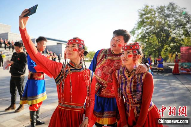 图为民众身着盛装合影留念。乔敏 摄