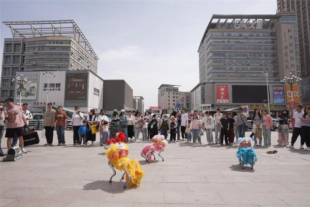 包百步行街上机械狗正在进行舞狮表演。（资料图 摄影：武广丽）