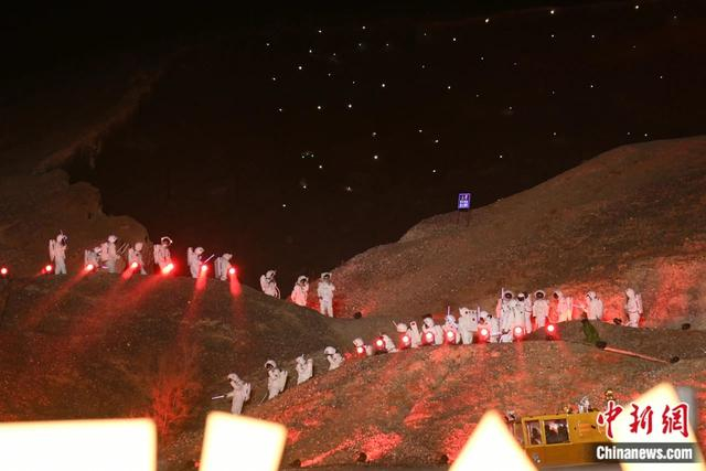 图为乌兰哈达火山上的“宇航员”。