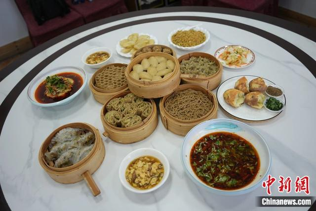 图为莜面制成的不同美食。人民网记者 赵梦月摄