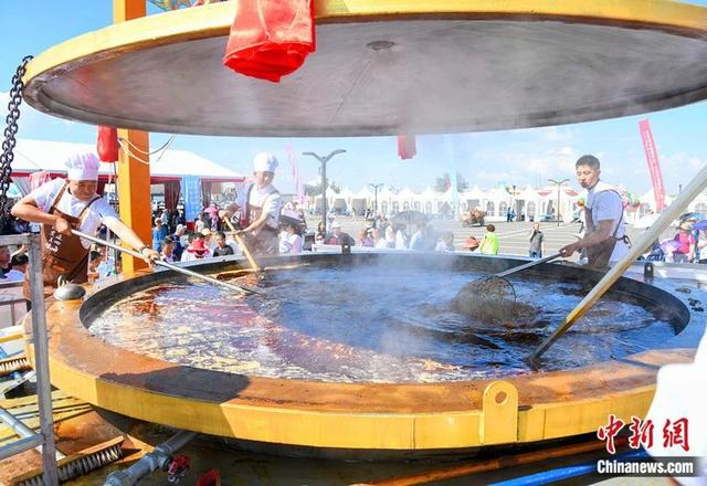 图为厨师在四子王旗首届羊杂美食节上熬制羊杂。刘志帅 摄