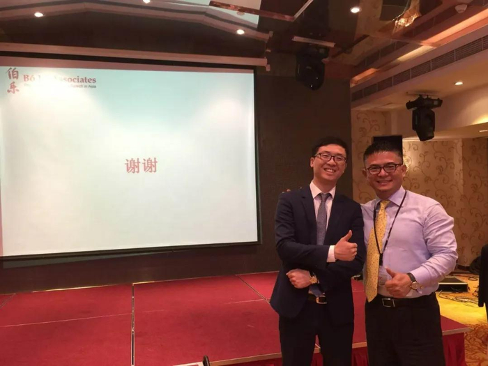 陈功（左）培训后与庄华（右）合影（受访者供图）