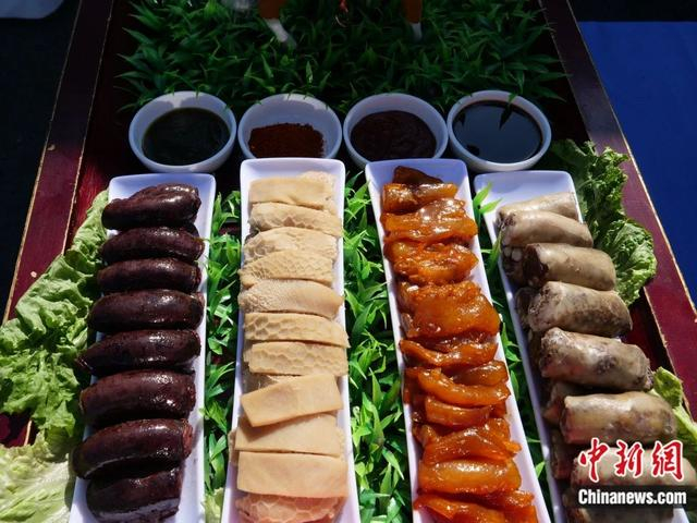 图为血肠肉肠拼盘。宋晓雨 摄