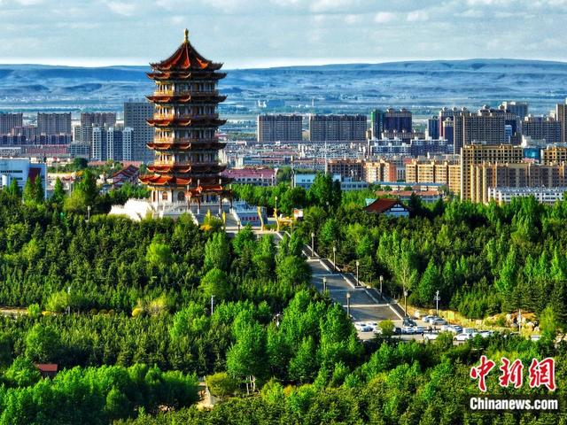 图为乌兰察布市集宁区标志性建筑凤凰楼。乔敏 摄