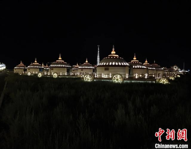图为夜色中的现代蒙古包。中新社记者 张林虎 摄