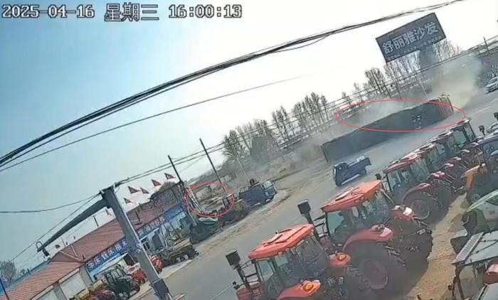 副局长回应“货车躲追查侧翻执法者未救司机”：深表歉意，两名涉事人员调离，车主涉嫌违法加装“飞机轮”