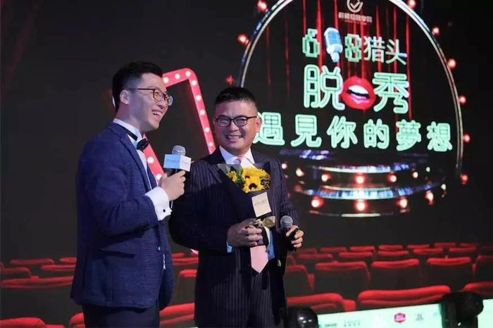 庄华在脱口秀上发言（受访者供图）