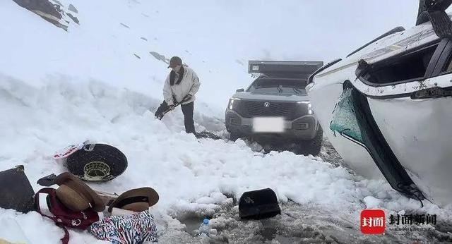 “小小”在雪地里铲雪