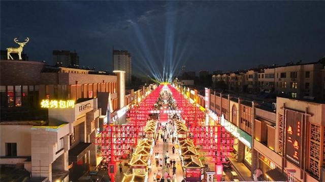 横竖街上往来游客络绎不绝，热闹非凡。（资料图）