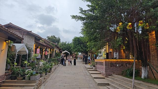 5月22日，游客在茂名疍家墟“塘霞俚街”游玩。 澎湃新闻记者 王岱玉 图