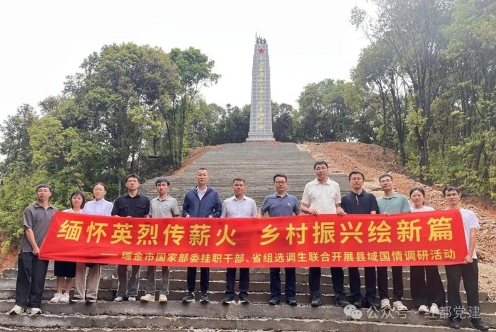 调研组前往九堡镇铜钵山瞻仰革命烈士纪念碑