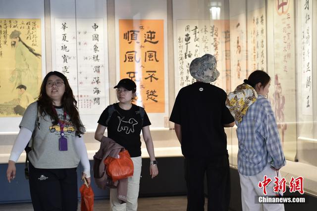 图为游客参观“博弈：象棋文化与体育精神展”。韦俊龙 摄
