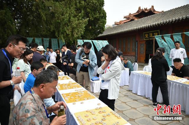 图为“以棋会友”象棋赛事进景区活动现场。韦俊龙 摄