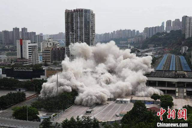 图为重庆站华铁宾馆被爆破拆除。中新社记者 周毅 摄