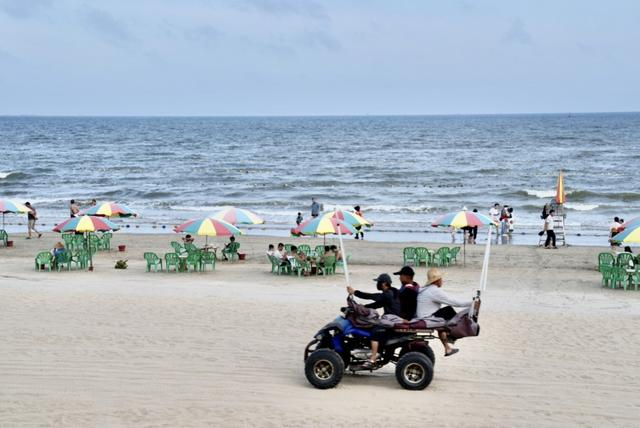 5月22日傍晚，游客在茂名“中国第一滩”玩沙滩车。 澎湃新闻记者 王岱玉 图
