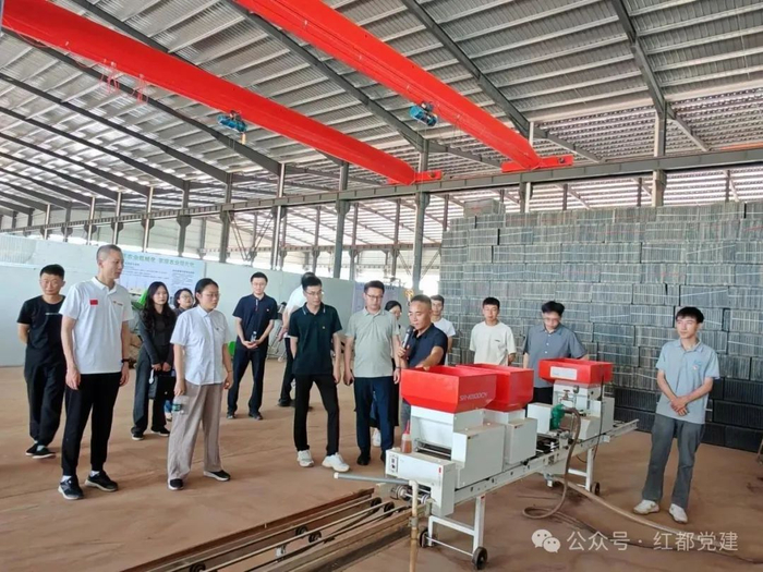 调研组走进黄柏乡柏村村农事服务中心