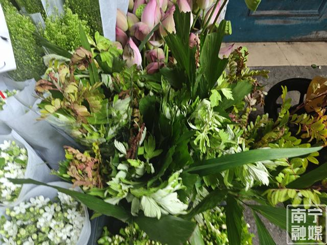 花店内售卖的艾草花束。记者 黎兆齐 摄